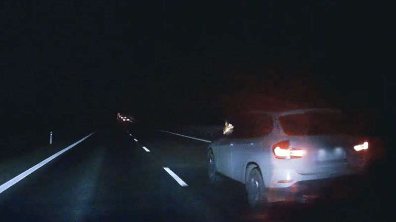 Řidič z BMW střílel na kodiaq, policie zveřejnila video